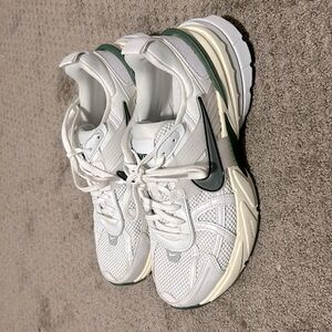 WOMEN'S NIKE V2K RUNTEKK RUNNING SHOES size 8